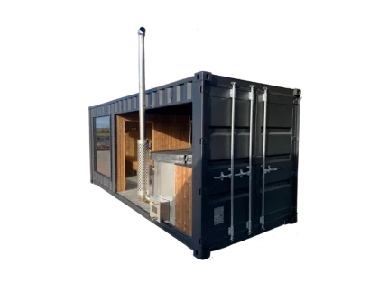 Ein Container wurde in einen 15 m² großen Whirlpool für 4 bis 6 Personen umgebaut